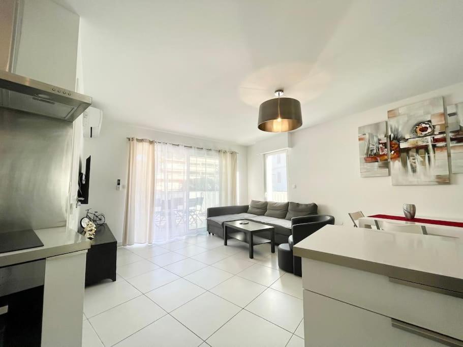 Centre De - 2 Pieces - Garage Apartment